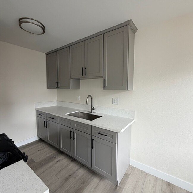 Building Photo - Fully Renovated 1BR in Van Nuys – Modern Kitchen + Parking