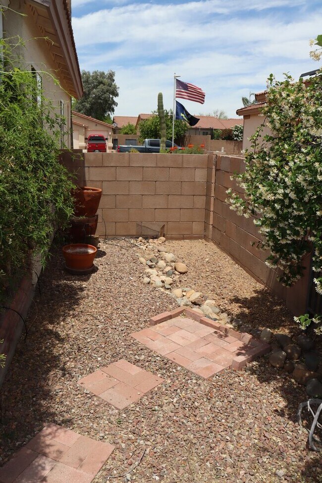 Building Photo - 4943 W Rosebay Dr