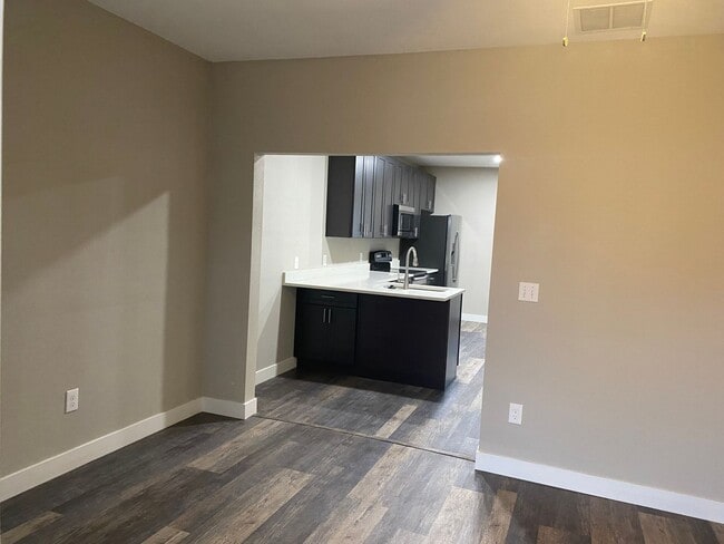 Building Photo - Beautifully remodeled 2 bed 1 bath unit in...