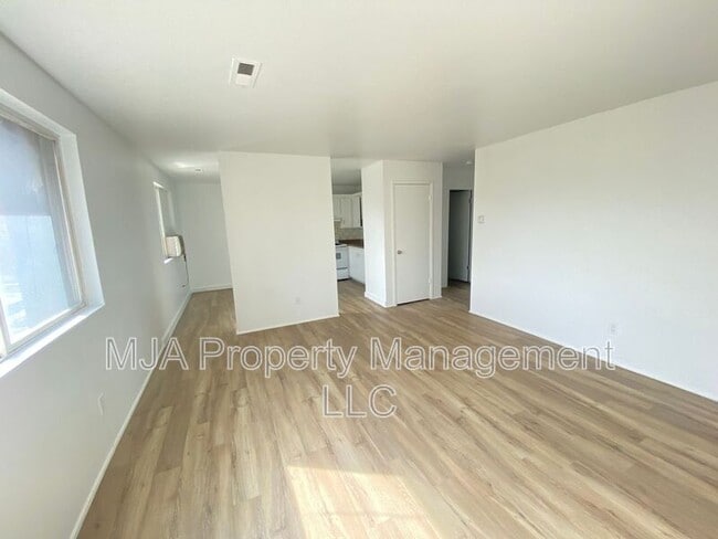 Building Photo - 2517 S Lakecrest St