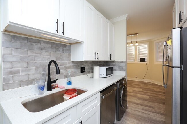 Building Photo - 3839 N Greenview Ave