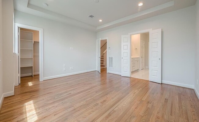Building Photo - 2759 Clinton Dr