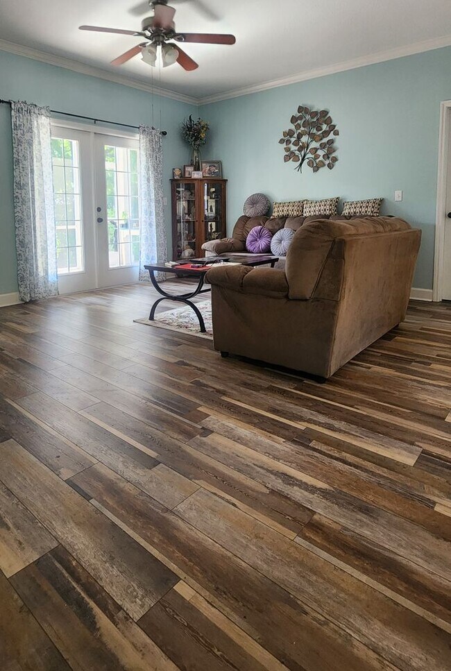 Building Photo - Beautiful, well-maintained 3-bedroom, 2-bathroom home