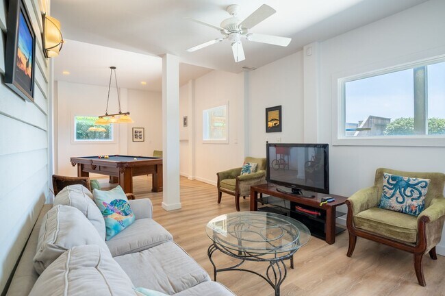 Building Photo - RENT MONTHLY THIS AMAZING HOME THIS OFF-SEASON