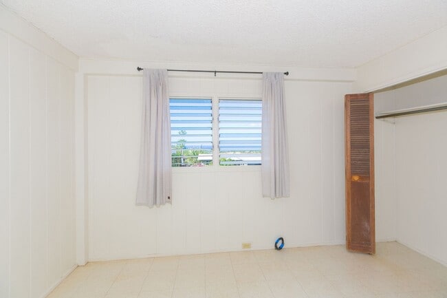 Building Photo - Amazing views, spacious floorplan, bonus f...