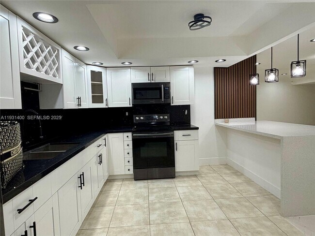 Building Photo - 8561 Claridge Dr