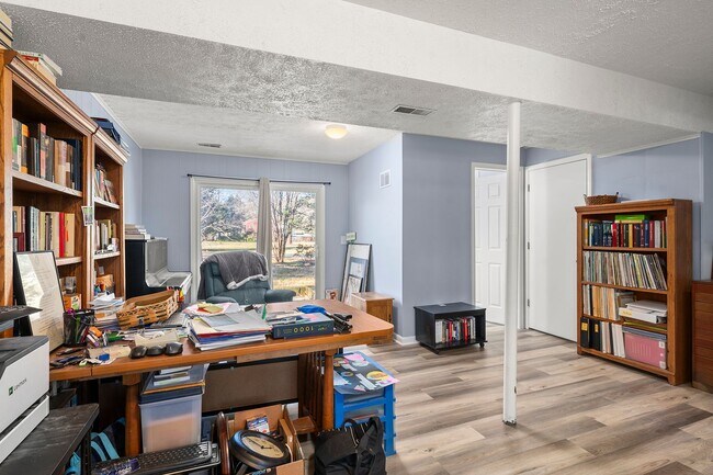 Building Photo - Elegant & Modern Home with Beautiful Interior