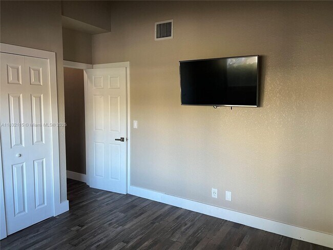 Building Photo - 2645 Parkview Dr S