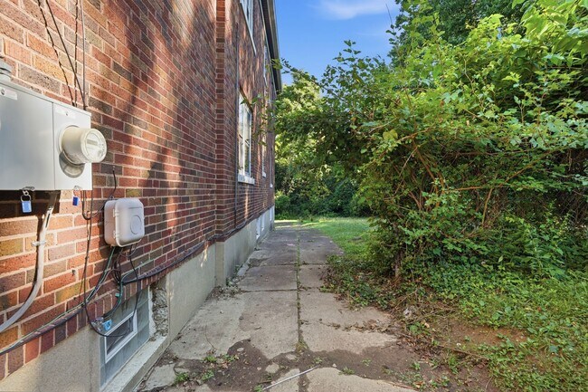 Building Photo - 682 Greenwood Ave