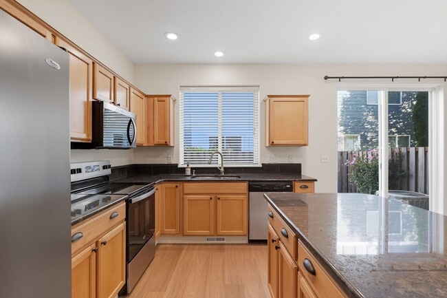 Building Photo - Freshly Updated- 3 Bedroom, 2.5 Bath Townh...