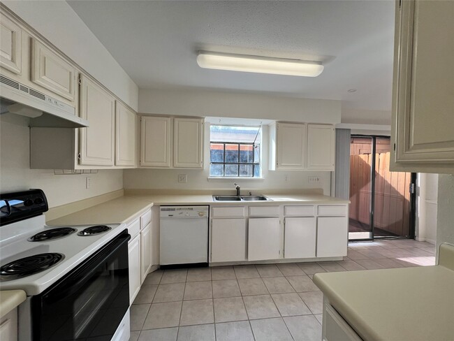 Building Photo - 9901 Sharpcrest St