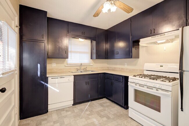 Building Photo - 806 Denison Dr