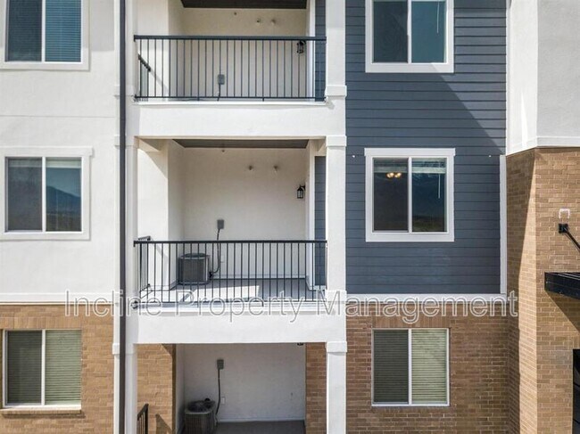 Building Photo - 772 260 W