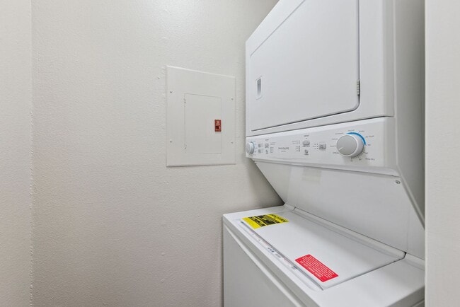 Building Photo - Newly Renovated Ground Floor Condo in Gated Altamonte Springs Community!
