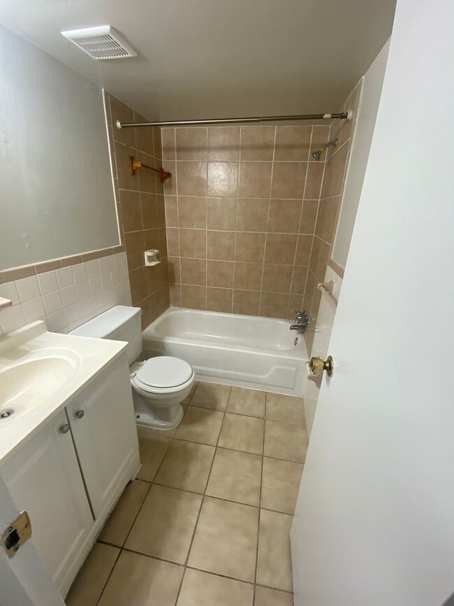 Building Photo - 1 bedroom-  NEW PAINT youtube video https:...