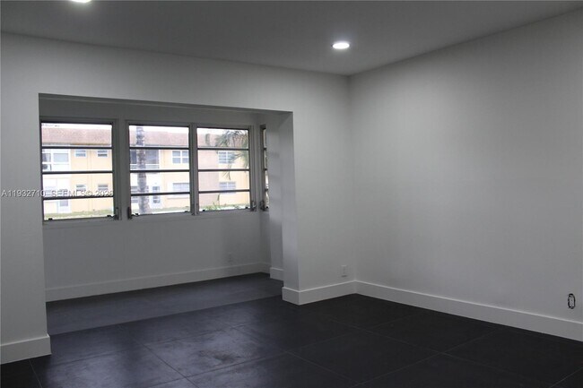 Building Photo - 5140 SW 40th Ave