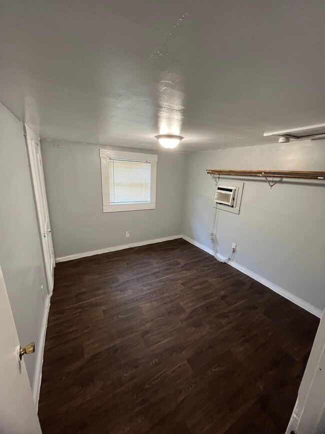 Building Photo - 271 E Lambert St