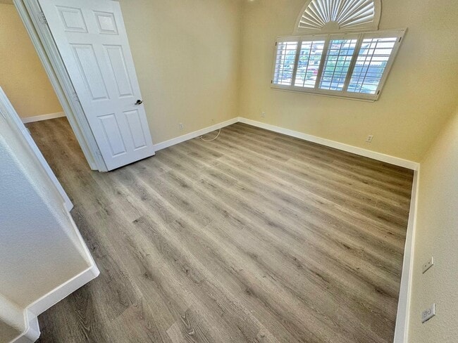 Building Photo - GORGEOUS 2 STORY SPACIOUS 4 BEDROOM HOUSE ...