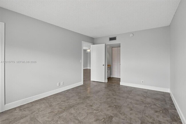 Building Photo - 3050 NE 16th Ave