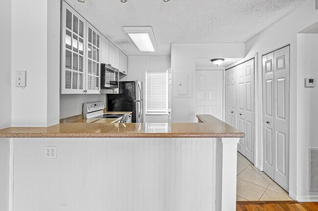 Building Photo - 2230 N Cypress Bend Dr