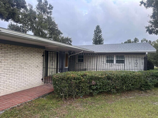 Building Photo - 1900 Manor Cir SE