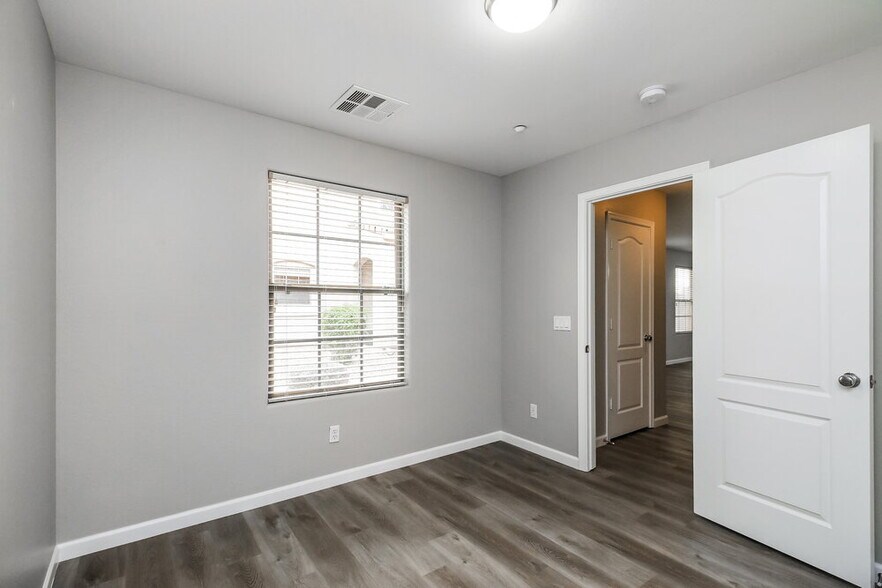 Building Photo - 2707 E Bart St