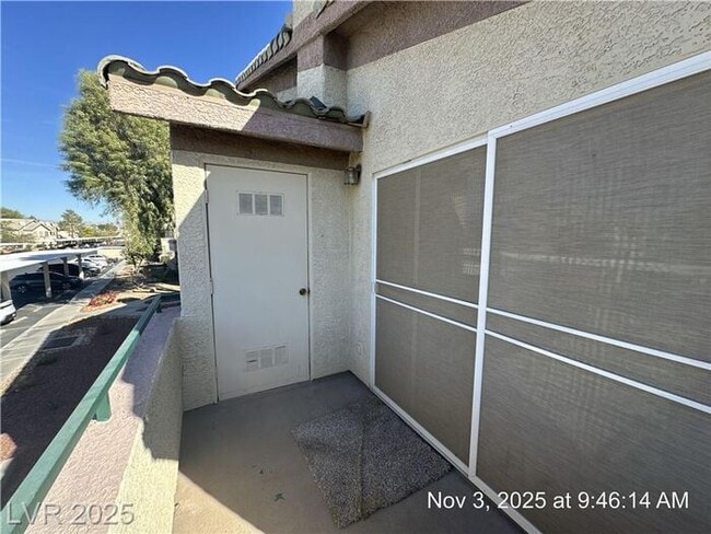 Building Photo - BRIGHT 2ND FLOOR UNIT IN SOUTHEAST GATED C...