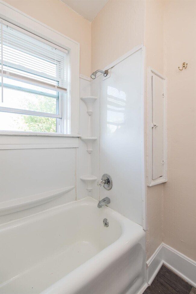 Building Photo - 265 Lyndhurst Pl