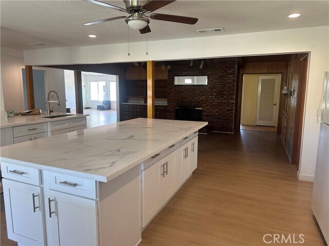 Building Photo - 3025 E Hillcrest Ave