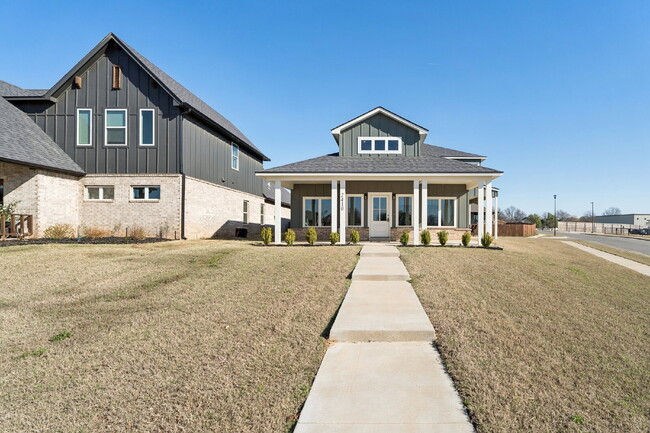 Building Photo - Fully Furnished 4 Bedroom + Bonus Room