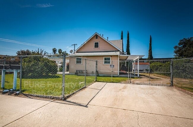 Building Photo - 405 N Juniper St