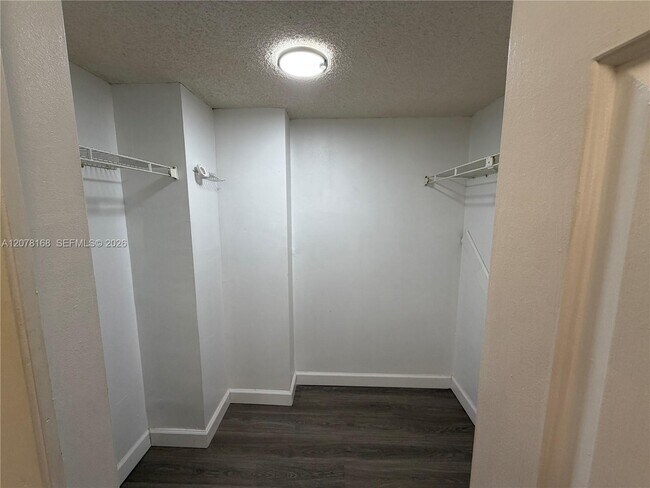 Building Photo - 301 Racquet Club Rd