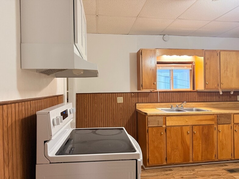 Building Photo - 116 W Woodland Ave