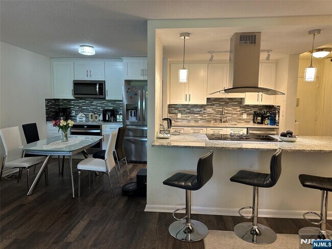 Building Photo - 200 Grand Cove Way