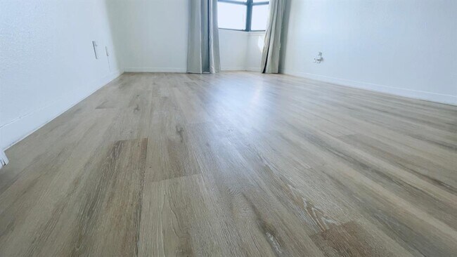 Building Photo - 1510 W N Loop Blvd