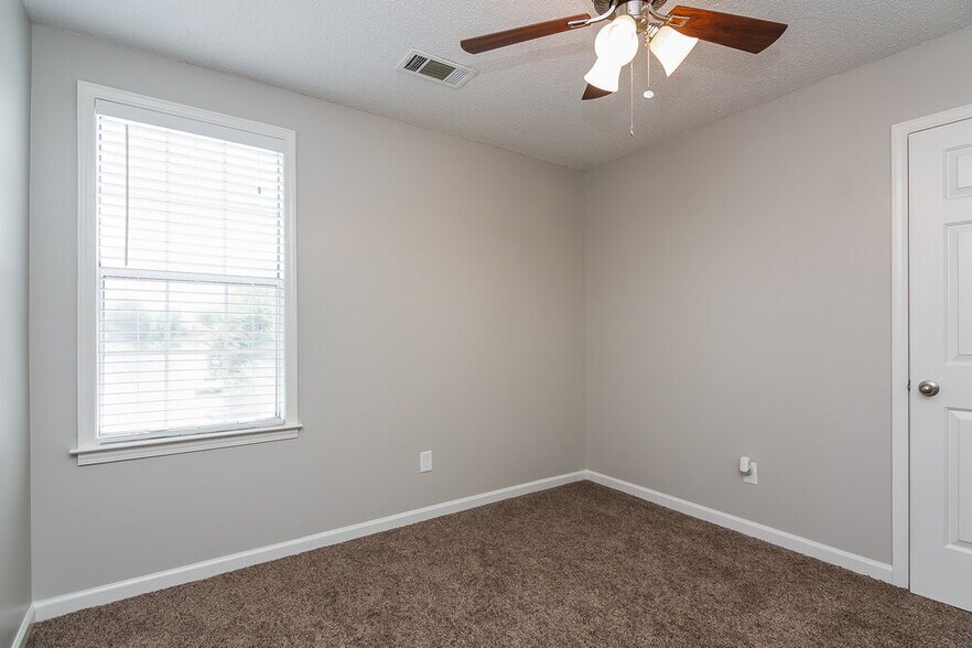 Building Photo - 8925 Lake Springs Cove