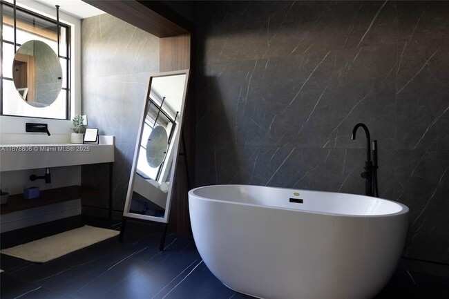 Building Photo - 2500 Bayview Dr