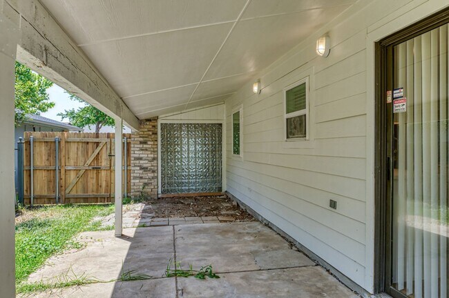 Building Photo - AVAILABLE NOW! GORGEOUS 3 BEDROOM HOME!