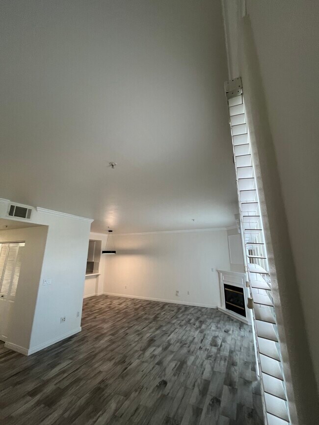 Building Photo - 5260 Premiere Hls Dr