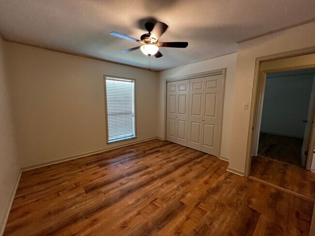 Building Photo - 4 Bedroom, 2 Bathroom, large yard, 2 car c...