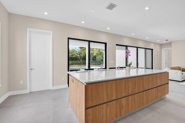 Building Photo - 8521 Ganton Dr