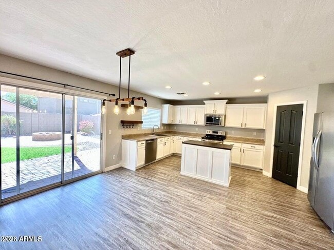 Building Photo - 11569 W Cinnabar Ave