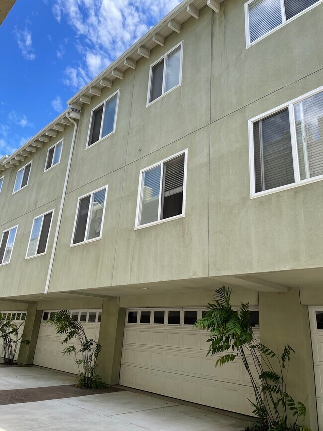 Building Photo - 5582 W 190th St