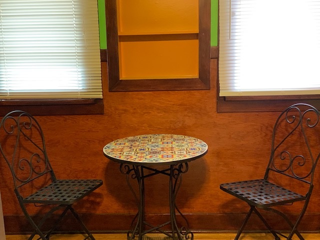 Bistro table in kitchen - 412 Carlisle Blvd NE