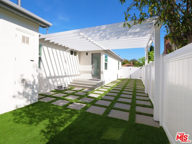 Building Photo - 11323 Utopia Ave