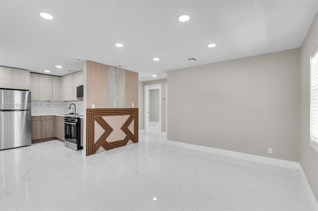 Building Photo - 1660 W 26th St