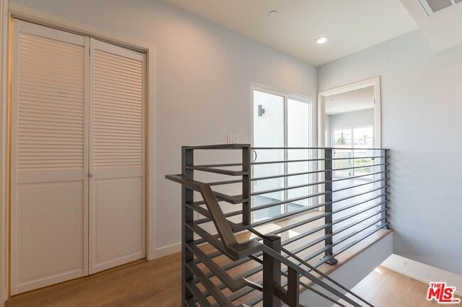Building Photo - 758 N Ridgewood Pl