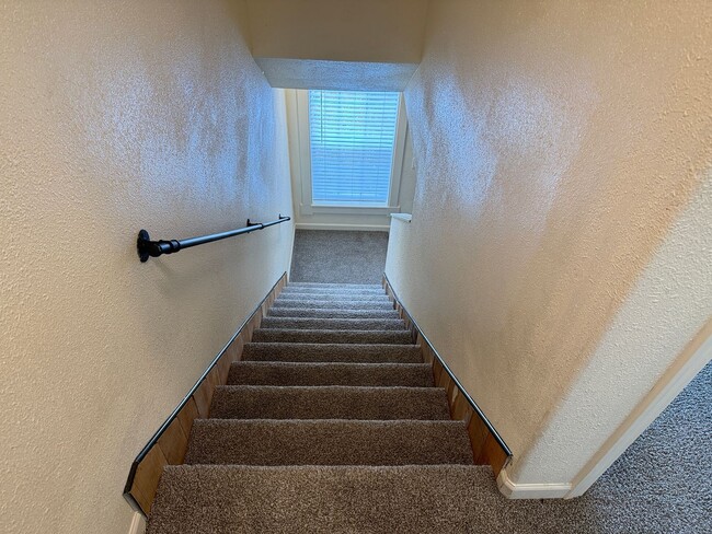 Building Photo - Updated 3-bedroom 1.5 bath duplex in Eugene!