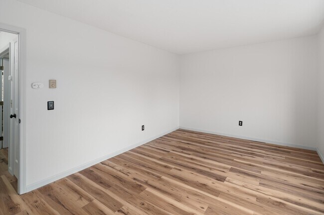 Building Photo - 8 Driftway Rd