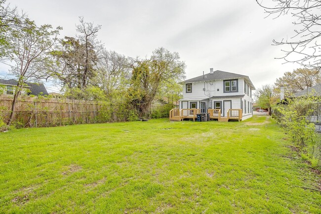 Building Photo - Beautifully Remodelled 1922 Home- Duplex- ...